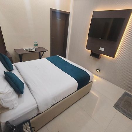 Hotel Triton - Near Us Embassy - Hotel In Sion Mumbai Exterior foto