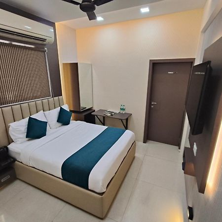 Hotel Triton - Near Us Embassy - Hotel In Sion Mumbai Exterior foto