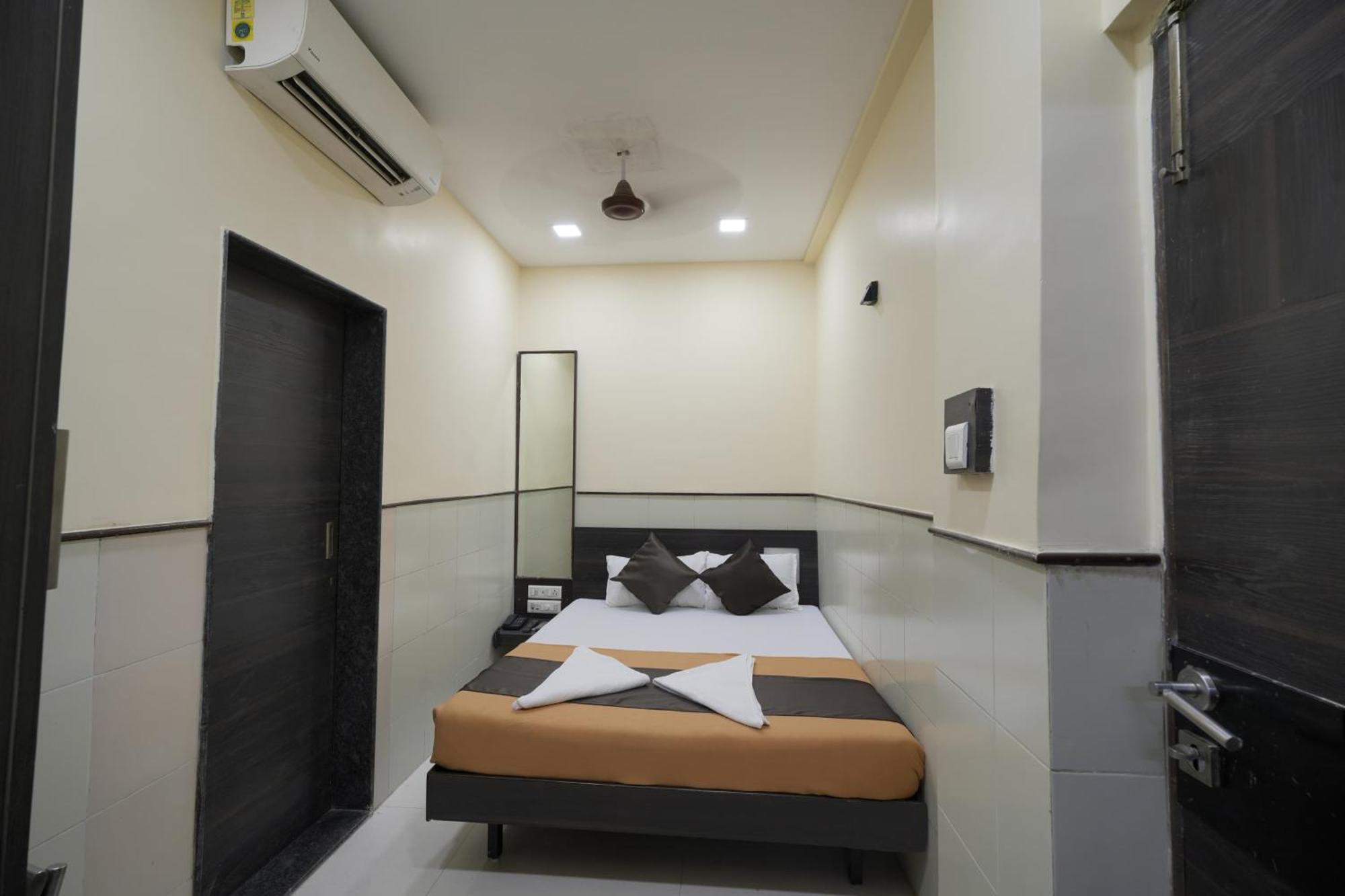 Hotel Triton - Near Us Embassy - Hotel In Sion Mumbai Exterior foto