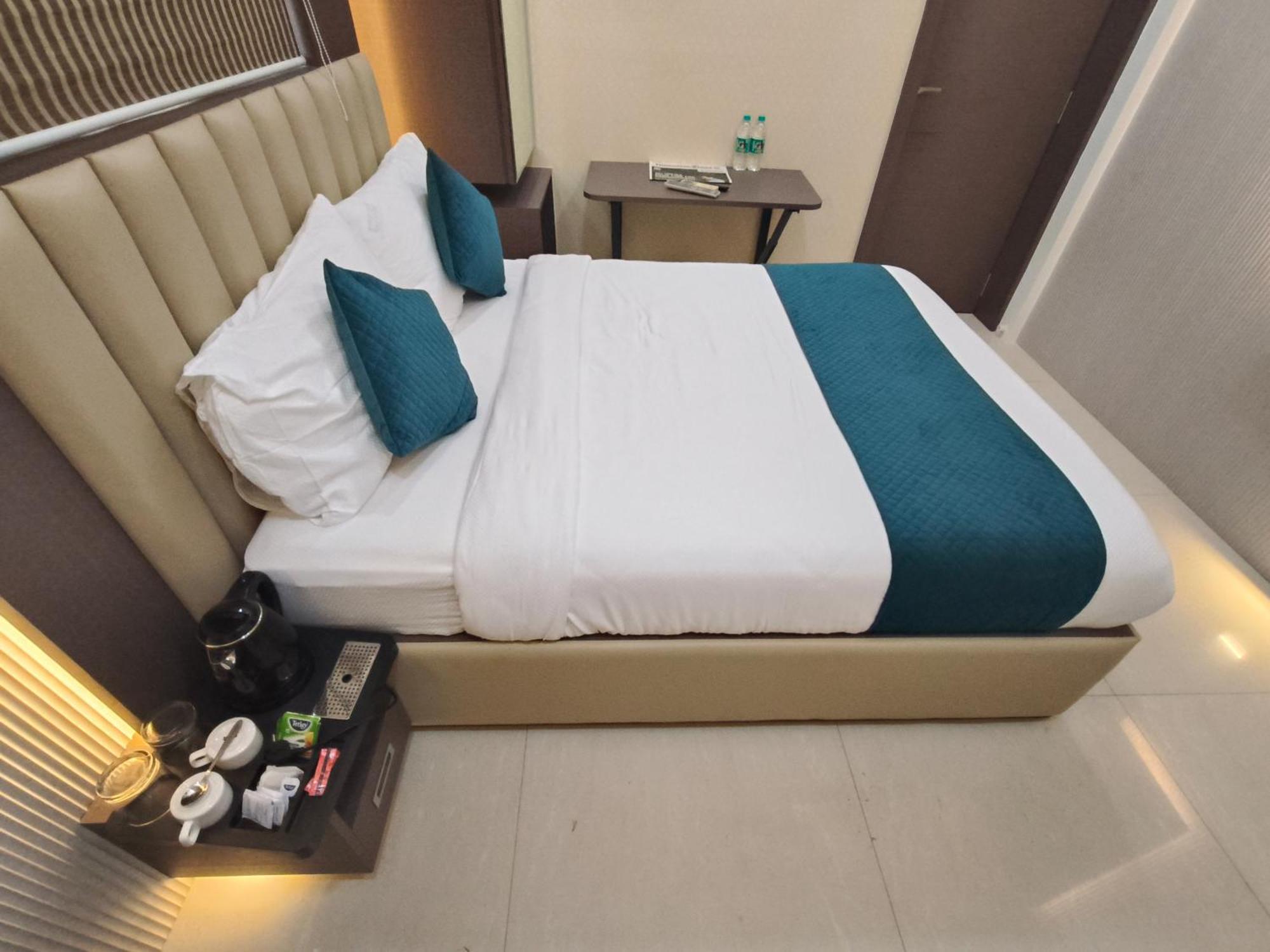 Hotel Triton - Near Us Embassy - Hotel In Sion Mumbai Exterior foto