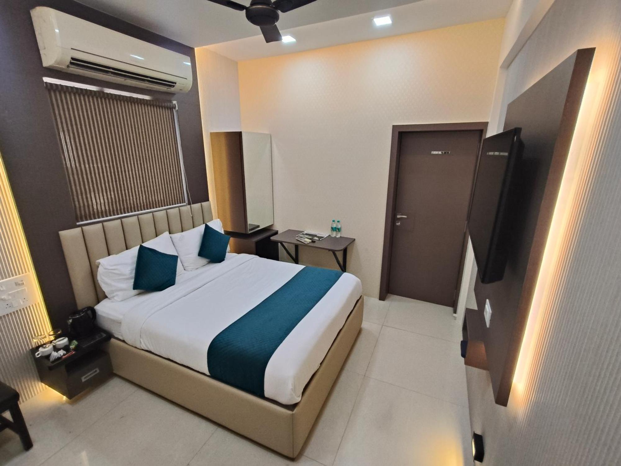 Hotel Triton - Near Us Embassy - Hotel In Sion Mumbai Exterior foto